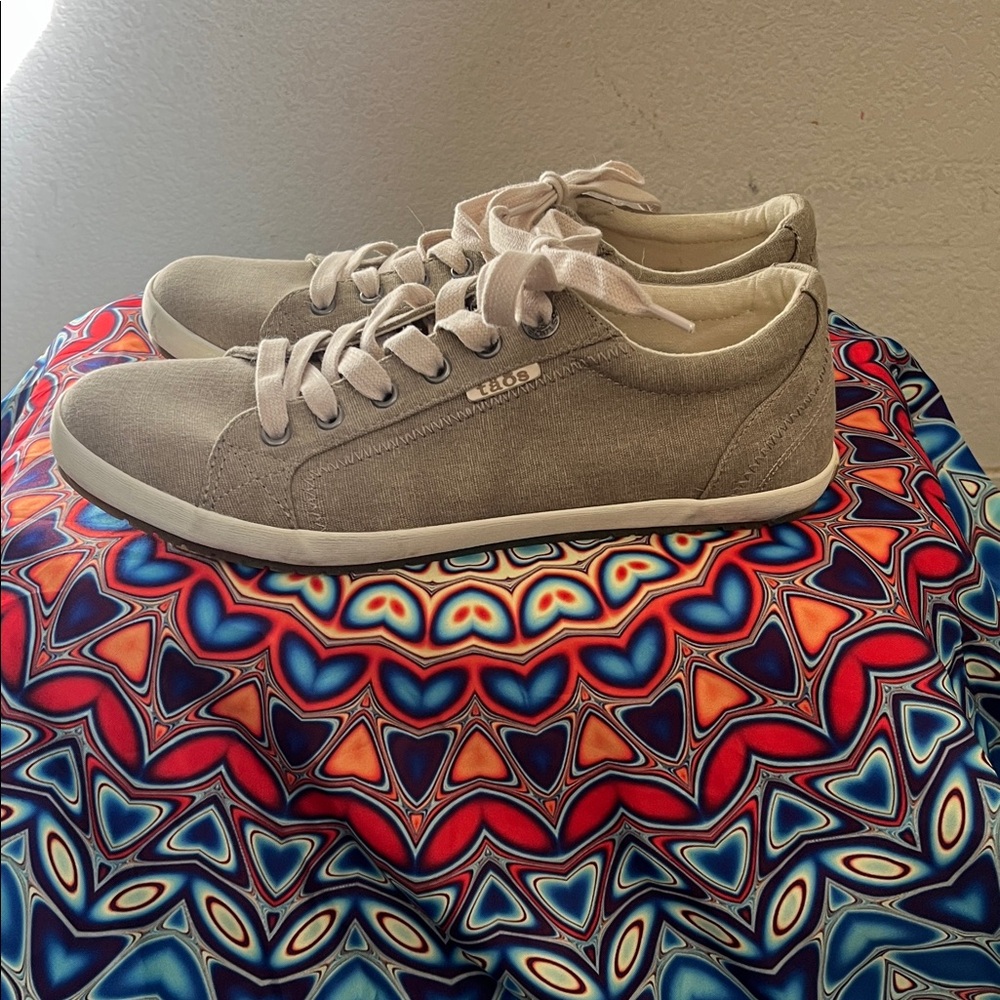 Taos Canvas Sneakers women’s size 9.5
